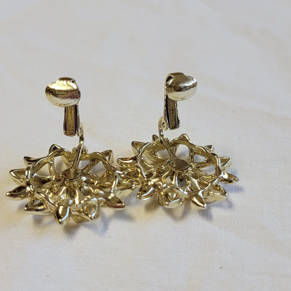 Vintage 1960s Sarah Coventry Peta-Lure Floral  Clip On Earrings